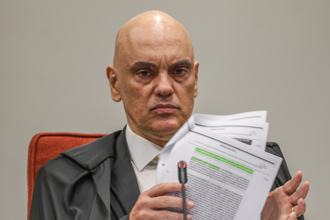 Moraes vota para condenar homem que sentou na ‘cadeira do Xandão’ a 17 anos de prisão