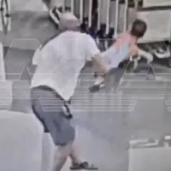 Homem ataca bebê em saguão de aeroporto e o lança brutalmente contra o chão; veja vídeo