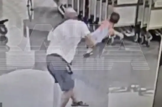 Homem ataca bebê em saguão de aeroporto e o lança brutalmente contra o chão; veja vídeo