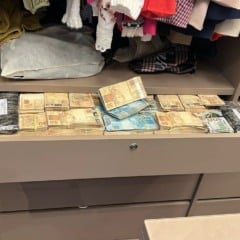 Casa de ex-prefeito do PT é alvo de operação; mais de R$ 3 milhões são achados empilhados em gaveta