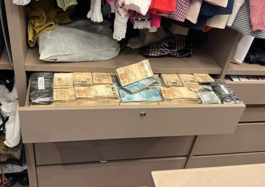 Casa de ex-prefeito do PT é alvo de operação; mais de R$ 3 milhões são achados empilhados em gaveta Casa de ex-prefeito do PT é alvo de operação; mais de R$ 3 milhões são achados empilhados em gaveta