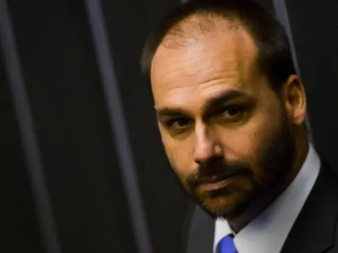 Eduardo Bolsonaro sinaliza que pode renunciar ao mandato: ‘Vou me sacrificar para continuar lutando pelo Brasil’