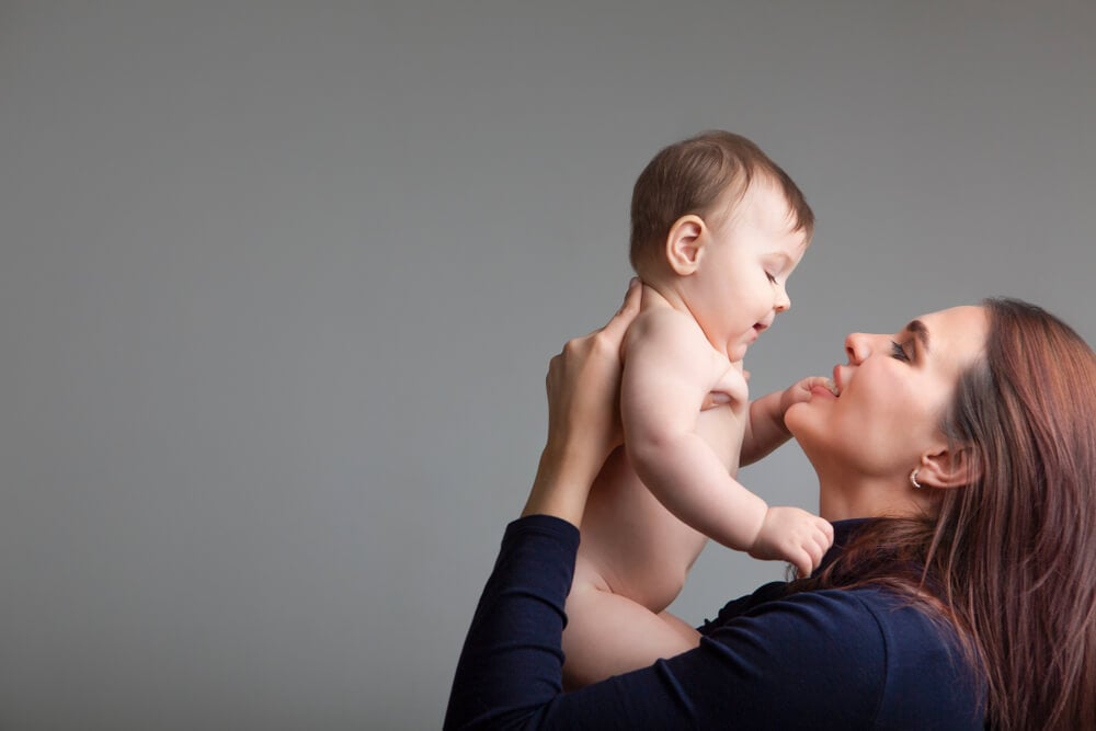 Número de filhos por mulher no Brasil atinge menor nível da história, revela IBGE