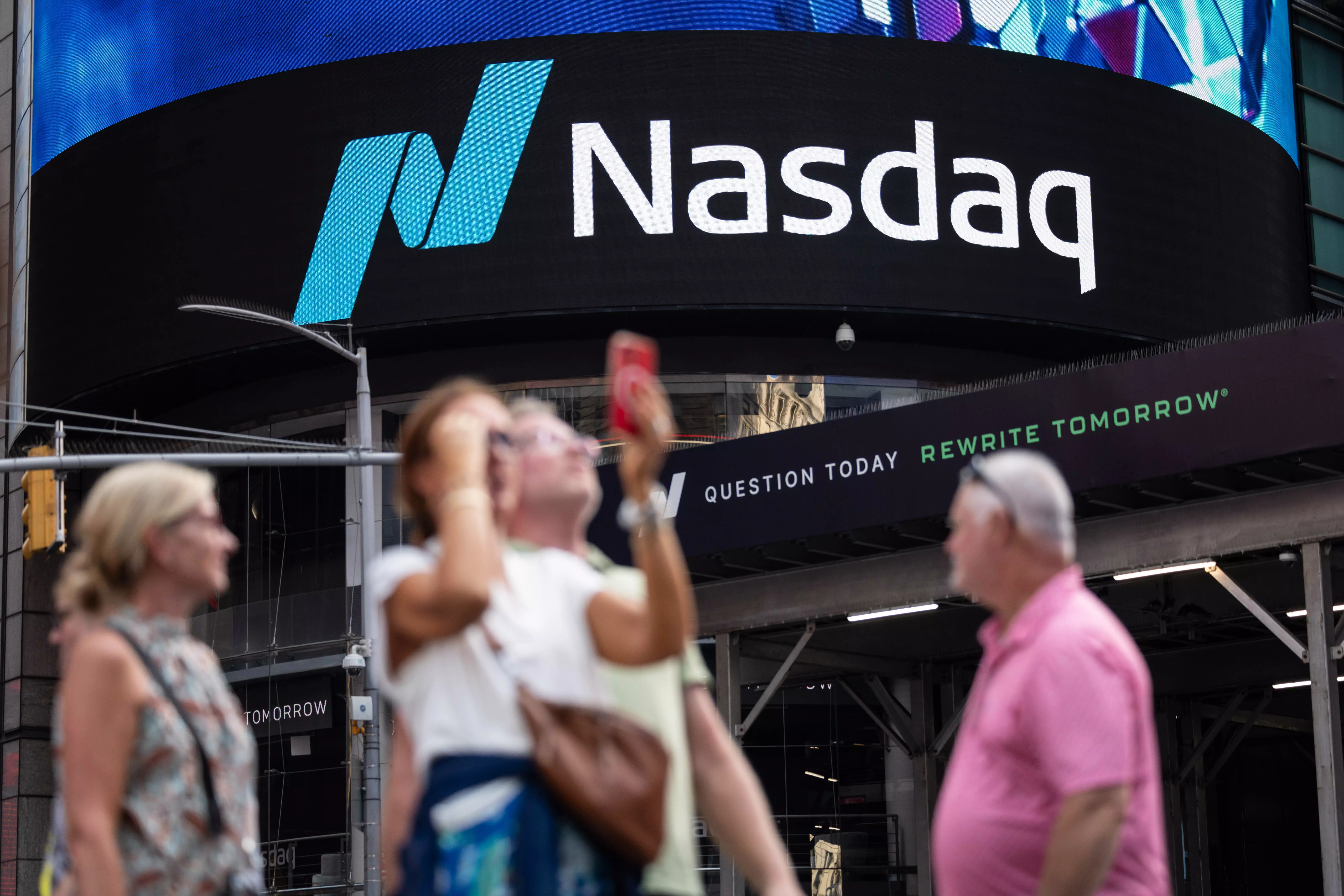 Nasdaq 100 fecha em nível recorde pela 1ª vez desde fevereiro