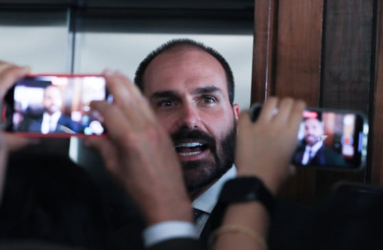 Brasília (DF) 19/11/2024 Deputado Eduardo Bolsonaro durante entrevista a imprensa. Foto Lula Marques/ Agência Brasil Brasília (DF) 19/11/2024 Deputado Eduardo Bolsonaro durante entrevista a imprensa. Foto Lula Marques/ Agência Brasil