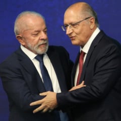 São Paulo (SP), 22/05/2025 - Presidente da Republica, Luiz Inácio Lula da Silva, e o vice-presidente Geraldo Alckimin, durante a cerimônia de lançamento dos cursos de medicina e biomedicina da Faculdade de Ciências da Saúde no Sírio-Libanês. Foto: Cadu Pinotti/Agência Brasil