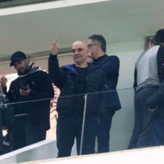Após sofrer sanções do EUA, Moraes vai ao jogo do Corinthians e faz gesto obsceno com o dedo do meio