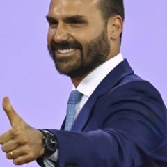 Centrão vê Eduardo como sucessor natural de Bolsonaro e liga sinal de alerta nos bastidores