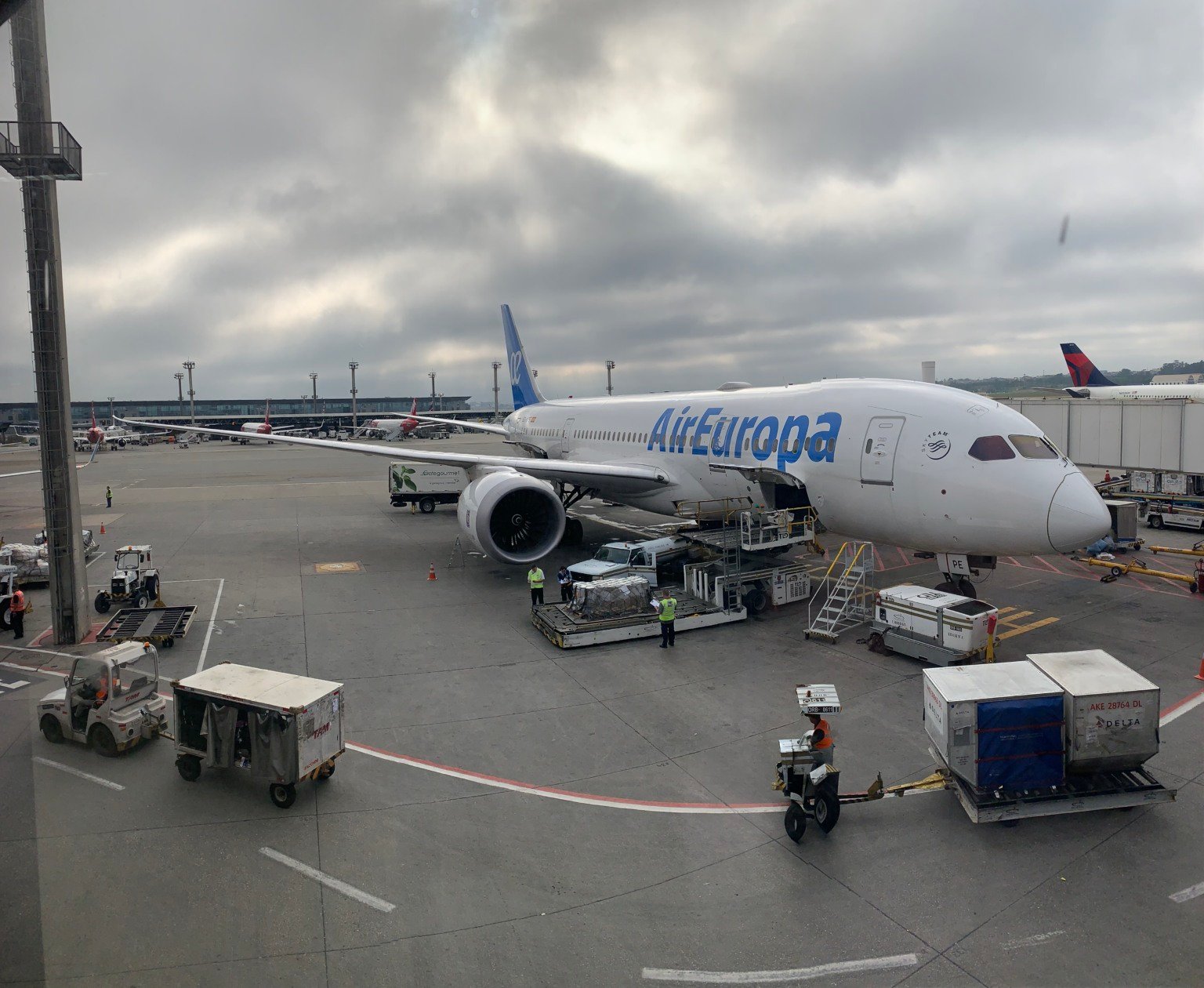 Rumo a Madrid, avião com quase 300 passageiros faz pouso de emergência duplo no Paraguai após falhas técnicas