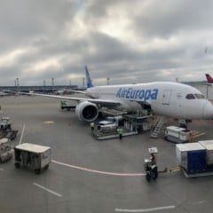 Rumo a Madrid, avião com quase 300 passageiros faz pouso de emergência duplo no Paraguai após falhas técnicas