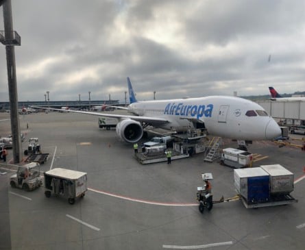 Rumo a Madrid, avião com quase 300 passageiros faz pouso de emergência duplo no Paraguai após falhas técnicas