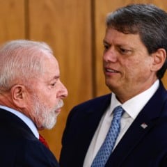 Brasília (DF), 29/11/2024 - O presidente Luiz Inácio Lula da Silva e o governador de São Paulo, Tarcísio de Freitas, durante cerimônia para assinatura de contratos de financiamento do BNDES para infraestrutura e mobilidade urbana de São Paulo. Foto: Marcelo Camargo/Agência Brasil