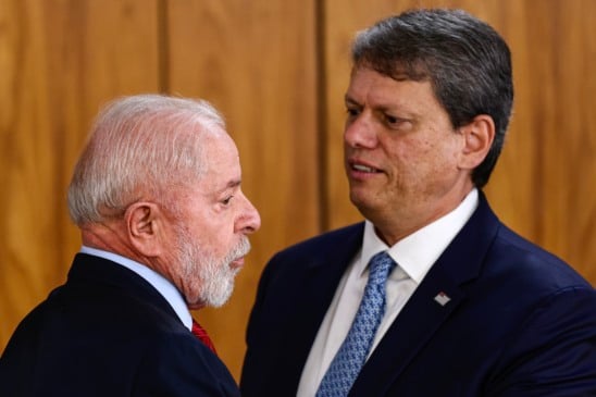 Brasília (DF), 29/11/2024 - O presidente Luiz Inácio Lula da Silva e o governador de São Paulo, Tarcísio de Freitas, durante cerimônia para assinatura de contratos de financiamento do BNDES para infraestrutura e mobilidade urbana de São Paulo. Foto: Marcelo Camargo/Agência Brasil