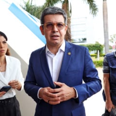Brasília (DF) 05/08/2025 - Senador Randolfe Rodrigues fala com jornalistas sobre assinatura de manifesto em defesa da soberania nacional. A iniciativa dos partidos tem como objetivo respaldar as iniciativas políticas adotadas contra o tarifaço imposto ao país pelo presidente dos Estados Unidos, Donald Trump, destacando que o Brasil é um país que sempre teve como marca de sua diplomacia o diálogo, a cooperação e a busca de caminhos negociados e pacíficos para solução de problemas e impasses entre nações. Foto: Valter Campanato/Agência Brasil