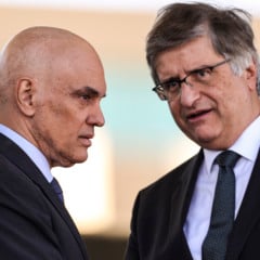 Brasília (DF), 22/08/2024 - O ministro do STF, Alexandre de Moraes, e o Procurador-Geral da República, Paulo Gonet, durante a solenidade comemorativa ao Dia do Soldado, no Quartel-General do Exército, em Brasília. Foto: Marcelo Camargo/Agência Brasil