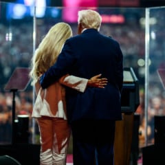 Trump recebe e consola Erika em velório de Charlie Kirk
