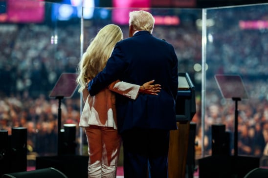 Trump recebe e consola Erika em velório de Charlie Kirk