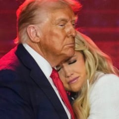 Imagens de Trump consolando Erika Kirk em velório de Charlie estampam jornais do mundo inteiro: ‘Dia para não esquecer’