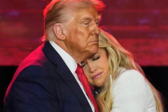 Imagens de Trump consolando Erika Kirk em velório de Charlie estampam jornais do mundo inteiro: ‘Dia para não esquecer’