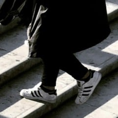 Risco de morte: facção criminosa declara guerra a quem usar produtos Adidas