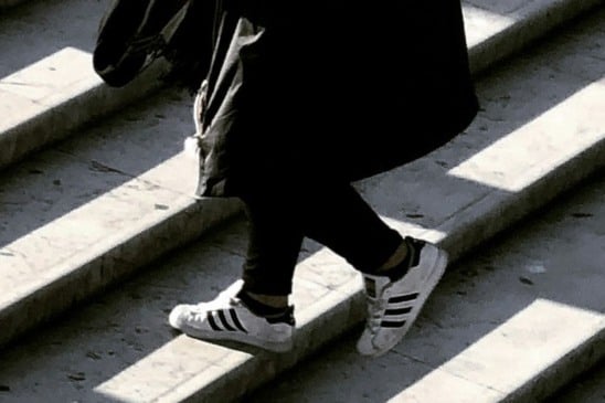 Risco de morte: facção criminosa declara guerra a quem usar produtos Adidas