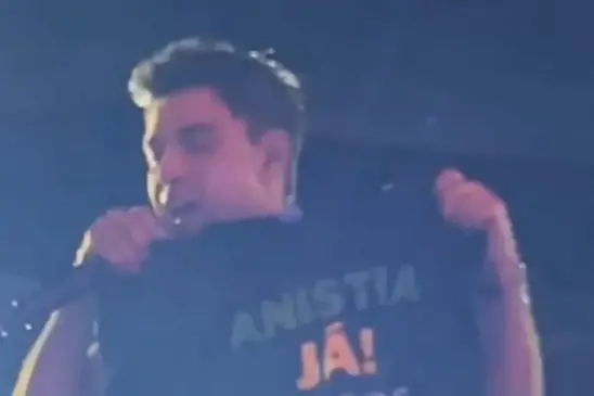 Zezé Di Camargo levanta camiseta com pedido de anistia a presos do 8 de Janeiro