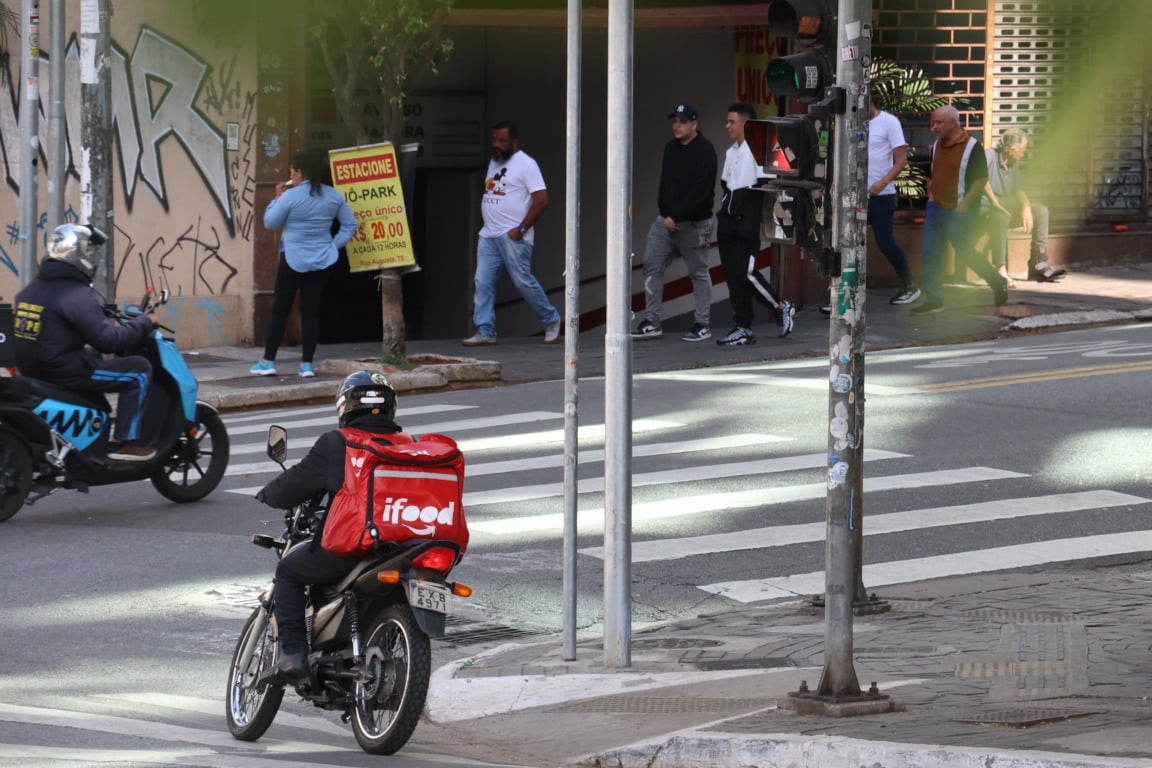 São Paulo (SP), 23/07/2025 - Motociclista entregador de comida pedida por aplicativo Ifood em Bela Vista. Foto: Rovena Rosa/Agência Brasil São Paulo (SP), 23/07/2025 - Motociclista entregador de comida pedida por aplicativo Ifood em Bela Vista. Foto: Rovena Rosa/Agência Brasil