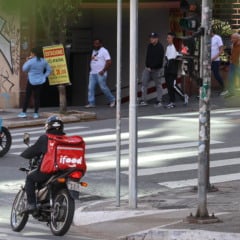São Paulo (SP), 23/07/2025 - Motociclista entregador de comida pedida por aplicativo Ifood em Bela Vista. Foto: Rovena Rosa/Agência Brasil