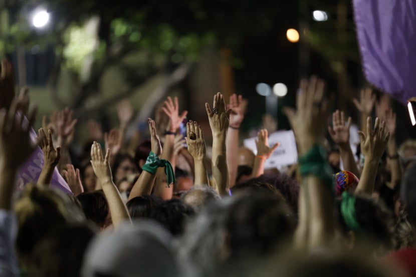 Rio de Janeiro (RJ) 13/06/2024 – Manifestação de protesto contra o PL 1904/24, que equipara aborto a homicídio, com pena de até 20 anos, reúne mulheres na Cinelândia. Foto: Fernando Frazão/Agência Brasil Rio de Janeiro (RJ) 13/06/2024 – Manifestação de protesto contra o PL 1904/24, que equipara aborto a homicídio, com pena de até 20 anos, reúne mulheres na Cinelândia. Foto: Fernando Frazão/Agência Brasil