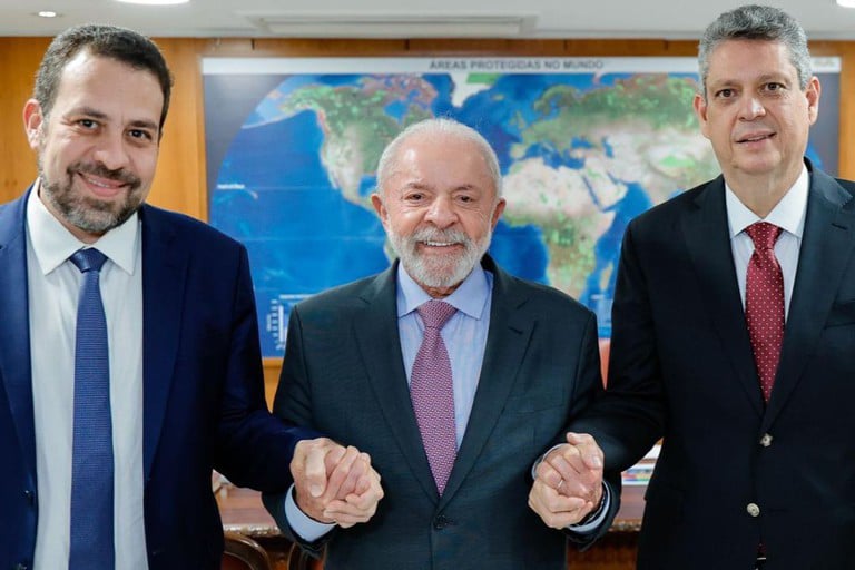 Brasília (DF), 20/10/2025 - O presidente Luiz Inácio Lula da Silva se reuniu com o deputado federal Guilherme Boulos  e o convidou para ocupar o cargo de ministro-chefe da Secretaria-Geral da Presidência da República. Boulos irá substituir o ministro Márcio Macêdo na função. Foto: Ricardo Stuckert/PR