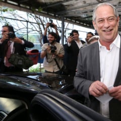 Ciro Gome, que ficou em terceiro lugar na corrida presidencial, fala à imprensa em reunião da Executiva do PDT, em Brasília, para formalizar a posição do partido no segundo turno das eleições presidenciais.