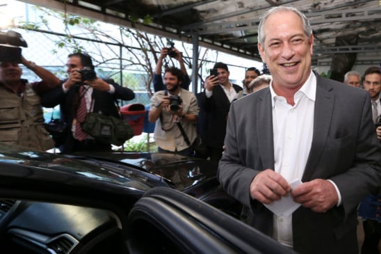 Ciro Gome, que ficou em terceiro lugar na corrida presidencial, fala à imprensa em reunião da Executiva do PDT, em Brasília, para formalizar a posição do partido no segundo turno das eleições presidenciais. Ciro Gome, que ficou em terceiro lugar na corrida presidencial, fala à imprensa em reunião da Executiva do PDT, em Brasília, para formalizar a posição do partido no segundo turno das eleições presidenciais.
