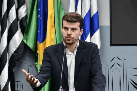 Pugina, vereador do PL, é denunciado ao MP após realizar oração com alunos durante o ‘Setembro Amarelo’