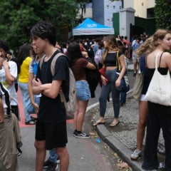 Rio de Janeiro (RJ), 09/11/2025 – Candidatos chegam para o primeiro dia de provas do Exame Nacional do Ensino Médio (Enem), na Universidade Santa Úrsula, em Botafogo. Foto: Fernando Frazão/Agência Brasil