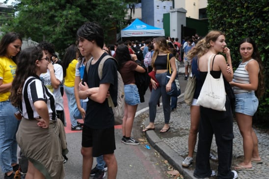 Rio de Janeiro (RJ), 09/11/2025 – Candidatos chegam para o primeiro dia de provas do Exame Nacional do Ensino Médio (Enem), na Universidade Santa Úrsula, em Botafogo. Foto: Fernando Frazão/Agência Brasil