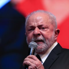 Presidente, Luiz Inácio Lula da Silva, participa das comemorações dos 43 anos de criação do Partido dos Trabalhadores (PT) no centro de convenções de Brasília