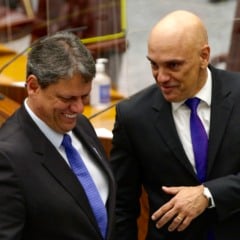 Governador eleito de São Paulo, Tarcísio de Freitas, conversa com o ministro do STF, Alexandre de Moraes, após a posse de novos ministros do STJ