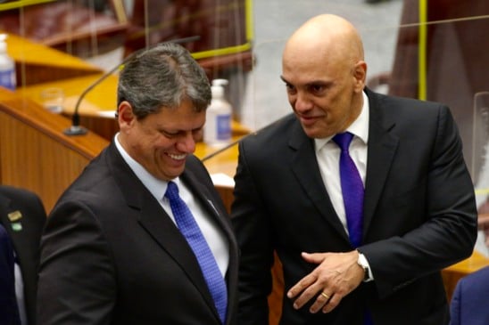 Governador eleito de São Paulo, Tarcísio de Freitas, conversa com o ministro do STF, Alexandre de Moraes, após a posse de novos ministros do STJ