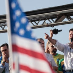 Brasília (DF), 07/10/2025 – Senador Flávio Bolsonaro fapa para aliados do ex-presidente Jair Bolsonaro (PL) durante caminhada em Brasília para pedir anistia às pessoas presas e condenadas por envolvimento nos atos de 8 de Janeiro de 2023.
Foto: Joédson Alves/Agência Brasil