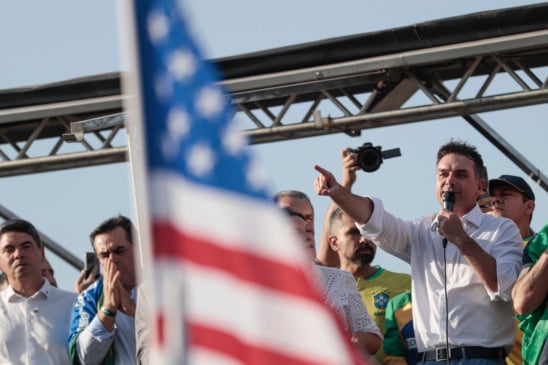 Brasília (DF), 07/10/2025 – Senador Flávio Bolsonaro fapa para aliados do ex-presidente Jair Bolsonaro (PL) durante caminhada em Brasília para pedir anistia às pessoas presas e condenadas por envolvimento nos atos de 8 de Janeiro de 2023.
Foto: Joédson Alves/Agência Brasil