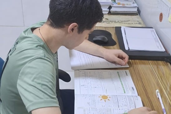 Estudante com 175 acertos no Enem relata rotina intensa até aprovação em Medicina