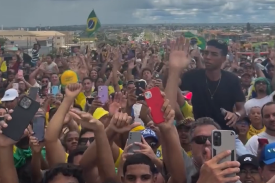 Multidão acompanha Nikolas em caminhada em Brasília e grita: ‘Acorda, Brasil’