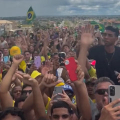 Multidão acompanha Nikolas em caminhada em Brasília e grita: ‘Acorda, Brasil’